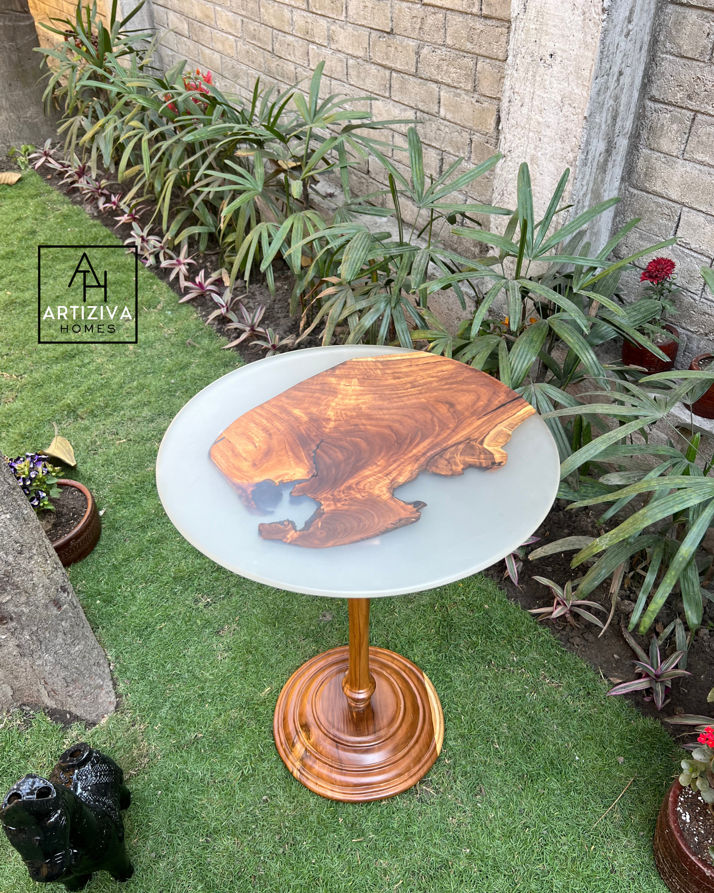Misty Aura Teak Corner Table – A Soft Blend of Nature & Elegance