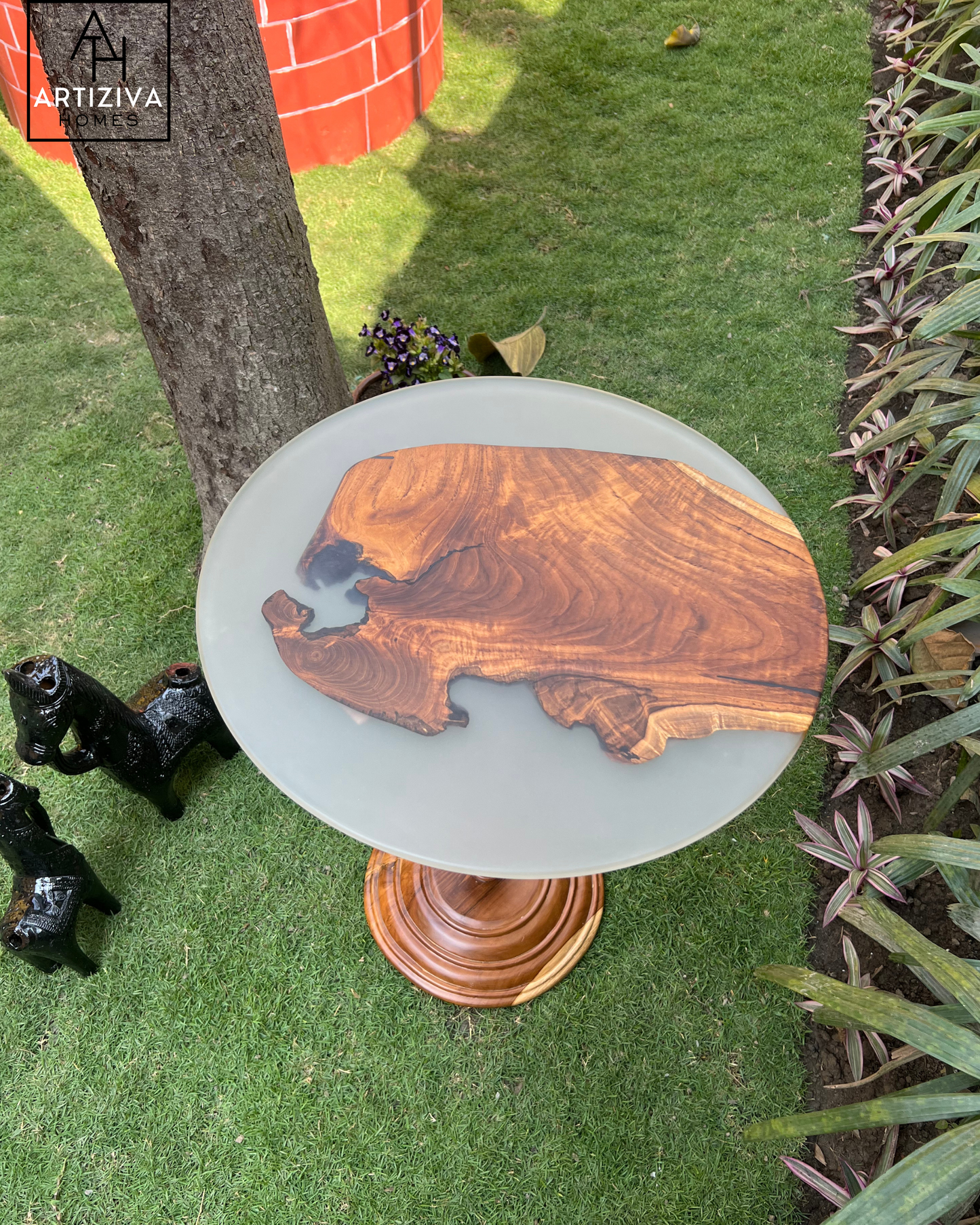 Misty Aura Teak Corner Table – A Soft Blend of Nature & Elegance