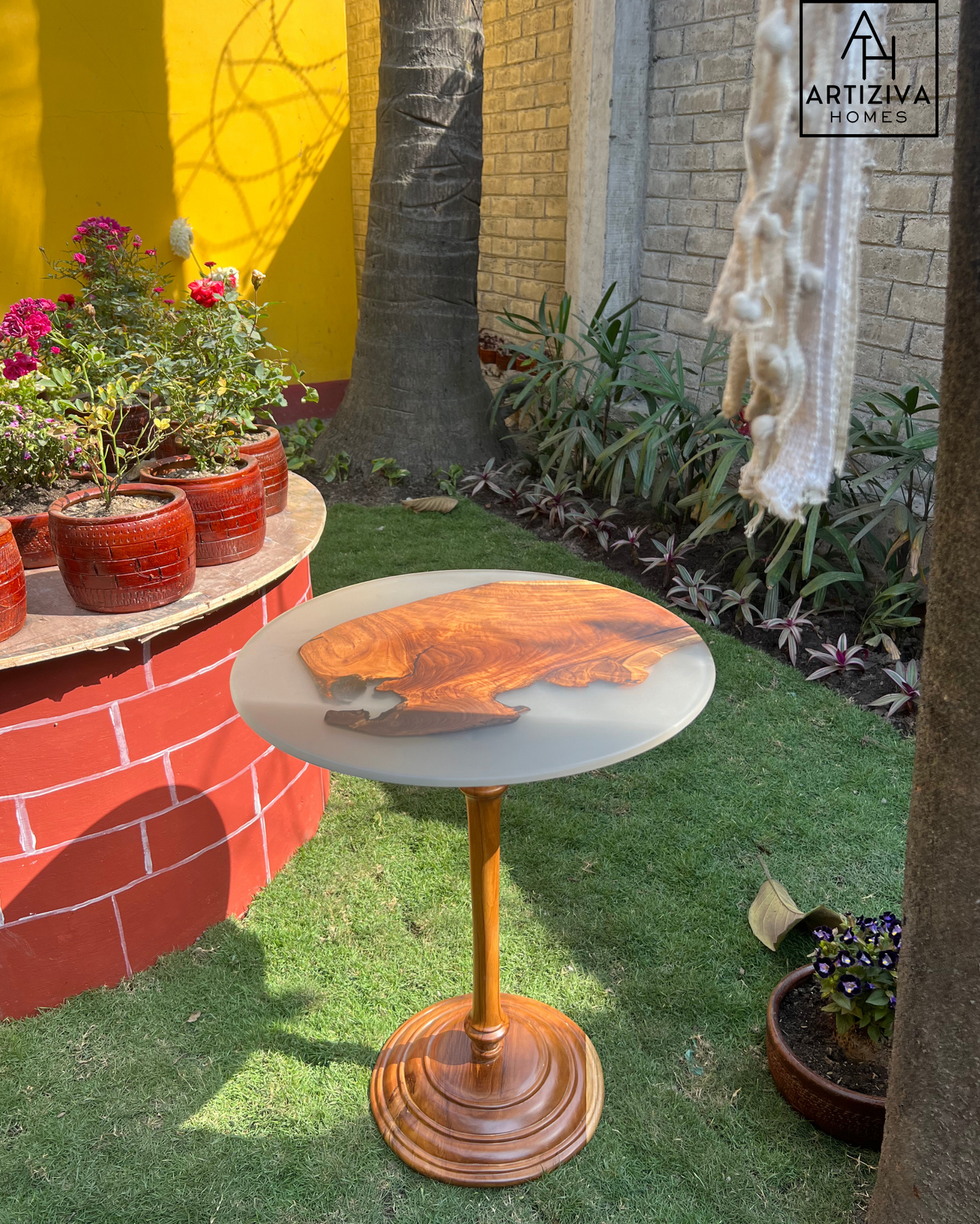 Misty Aura Teak Corner Table – A Soft Blend of Nature & Elegance